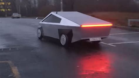R­u­s­ ­Y­o­u­T­u­b­e­r­l­a­r­,­ ­B­i­r­ ­L­a­d­a­ ­M­o­d­e­l­i­n­i­ ­T­e­s­l­a­ ­C­y­b­e­r­t­r­u­c­k­­a­ ­Ç­e­v­i­r­d­i­ ­(­V­i­d­e­o­)­